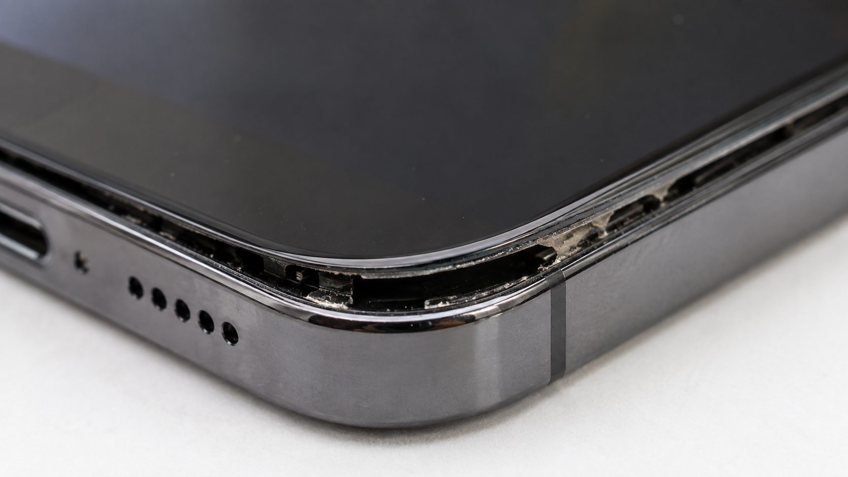 Example of LCD glass lifting after an inferior repair